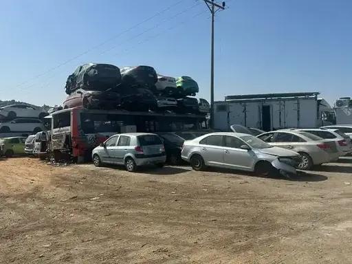 מגרש פירוק רכבים במרכז